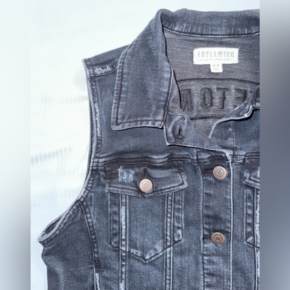 Idyllwind Denim Vest with 'FREE TO ROAM' Patch on the Back - Picture 6 of 12
